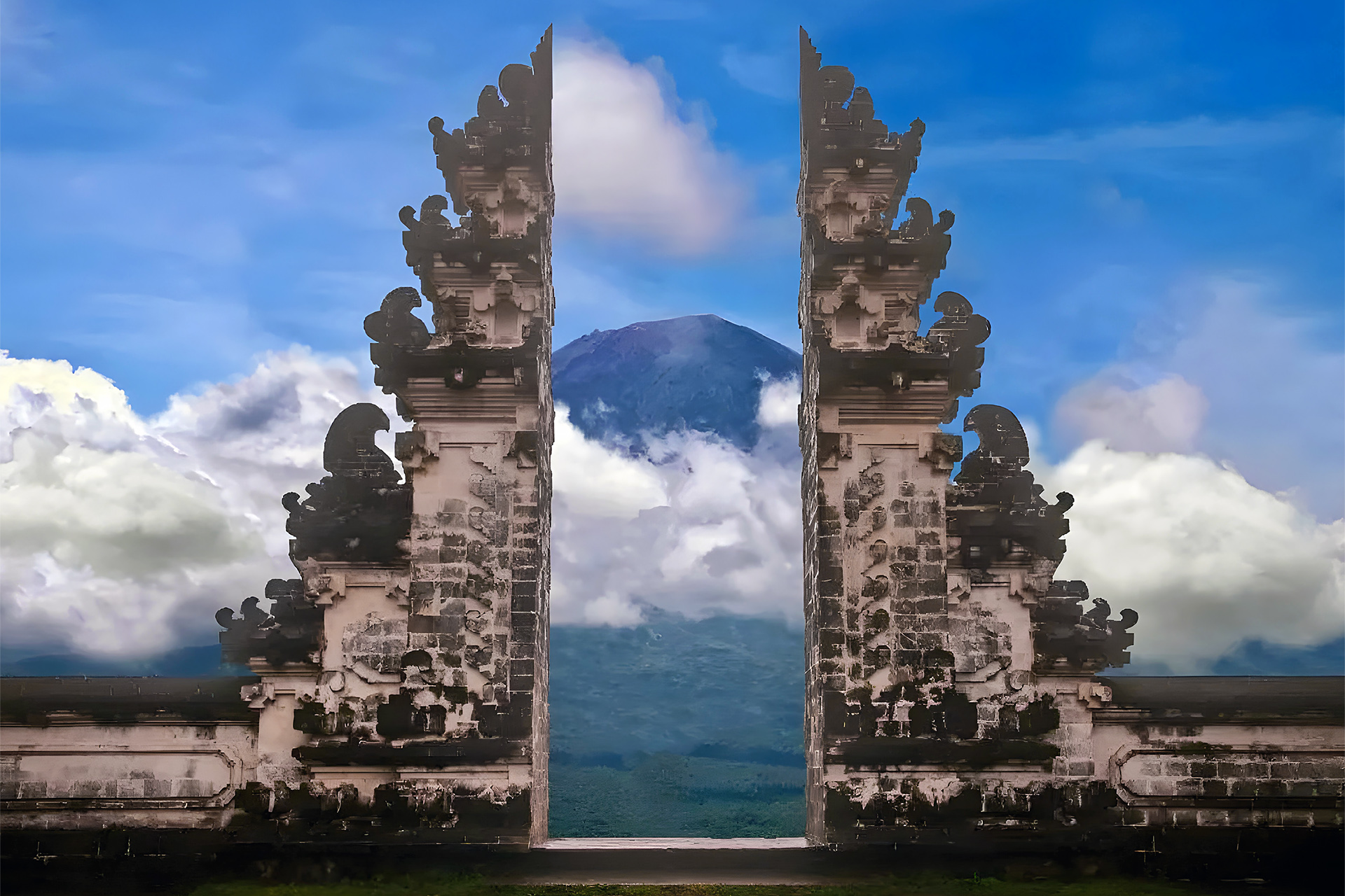 Keindahan “Gate of Heaven” di Pura Lempuyang Luhur